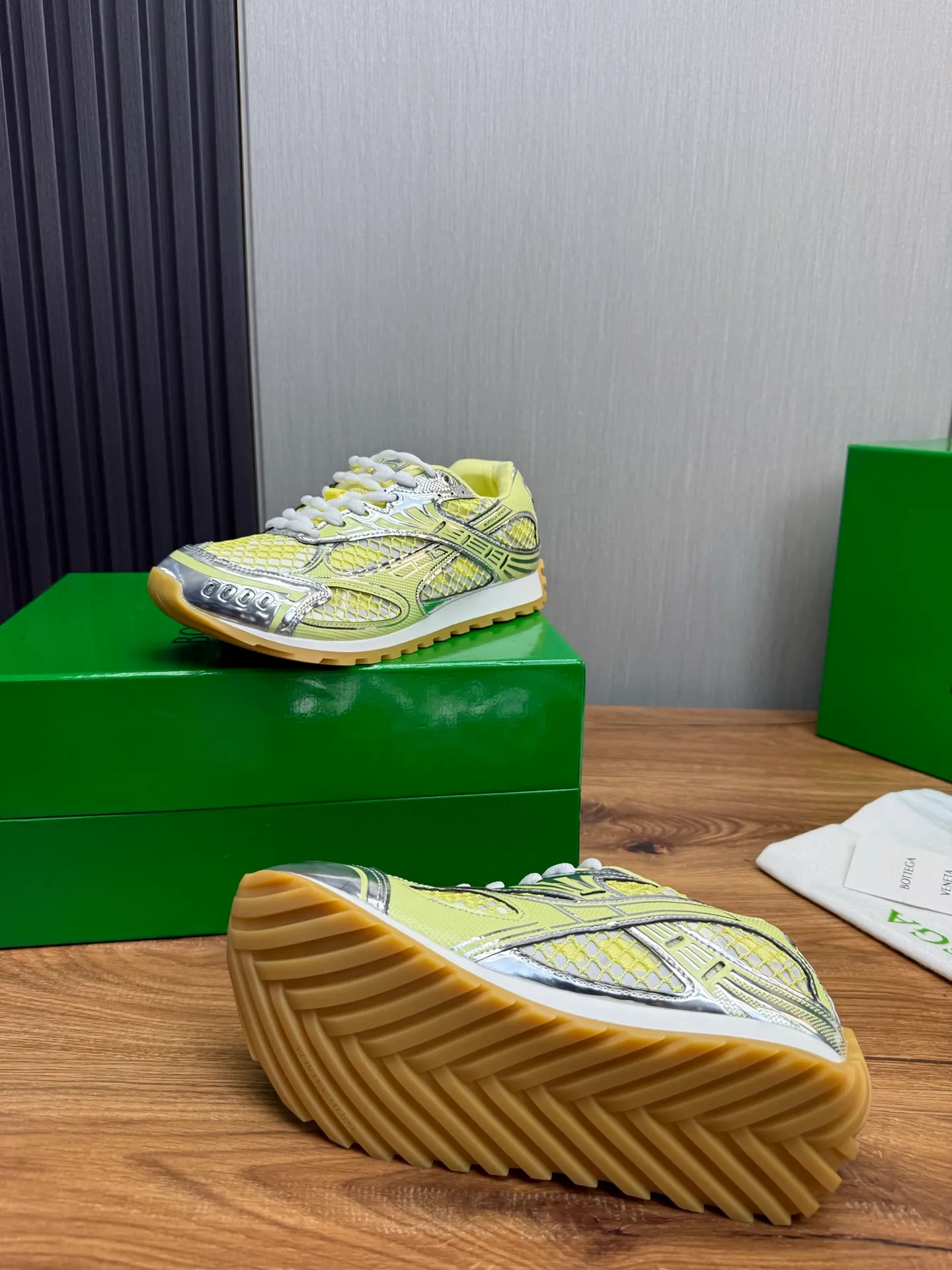 Men's men's shoes 💰620💰 BV top version 𝘽𝙊𝙏𝙏𝙀𝙂𝘼 𝙑𝙀𝙉𝙀𝙏𝘼 Orbit sneakers Wang Yibo same style couple style dad shoes 🩷💚 Runner sneakers, made of lightweight technical mesh fabric. Features a geometric patterned rubber outsole. Pay attention to the package craftsmanship ❕ High version shipping ❗️ Very nice, durable to play with and durable to make ✔️ Standard version 💯💯 The outsole is made of color-blocked TPU outsole. Women’s model 35-41 (40 41 customized) Men’s model 39-46 (45.46 customized) Equipped with original packaging
